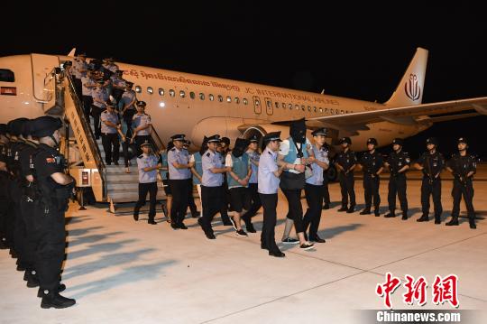 犯罪嫌疑人乘機(jī)抵達(dá)成都。　安源 攝