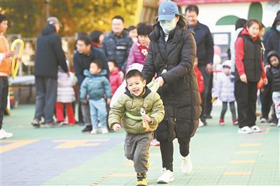 在北京市東城區(qū)欣苑幼兒園舉辦的“冬日暖陽(yáng) 樂(lè)享運(yùn)動(dòng)”親子運(yùn)動(dòng)會(huì)上,家長(zhǎng)陪伴孩子共同體驗(yàn)運(yùn)動(dòng)的快樂(lè),家校聯(lián)手呵護(hù)孩子健康成長(zhǎng)。 新華社記者 金良快攝