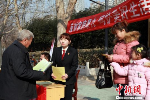 資料圖：河北衡水中級(jí)法院干警走上街頭，用多種形式宣傳反家暴。張婧 攝