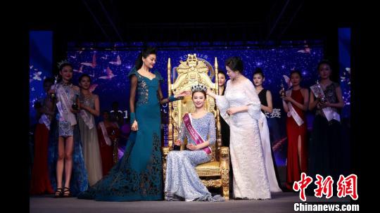 2017世界旅游小姐中國(guó)區(qū)總決賽29日落幕,河南選手曹燦榮獲冠軍?!↓R建文 攝