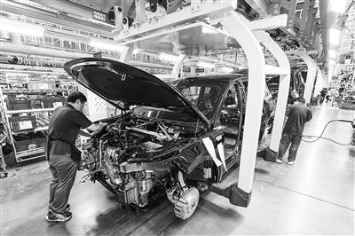 某新能源汽車智能制造基地總裝車間，工作人員正在工作。新華社記者 李博 攝