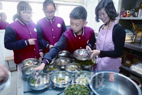鄭州一中學(xué)開(kāi)設(shè)“燴面課” 學(xué)生“逼迫”老師拖堂