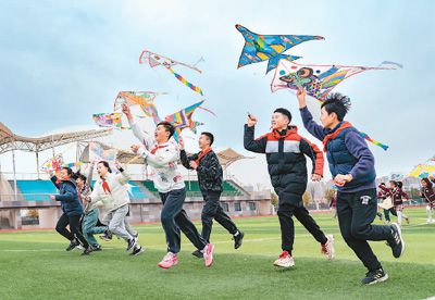 3月18日，江蘇省海安市南屏小學(xué)的孩子們在操場上放風(fēng)箏，感受春天的氣息。翟慧勇攝（人民視覺）