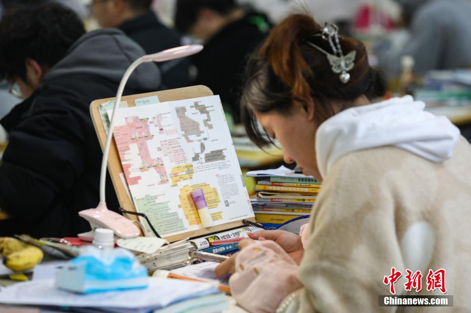 資料圖：一位考研學(xué)生在南昌大學(xué)教學(xué)樓自習(xí)室復(fù)習(xí)備考。 劉力鑫 攝