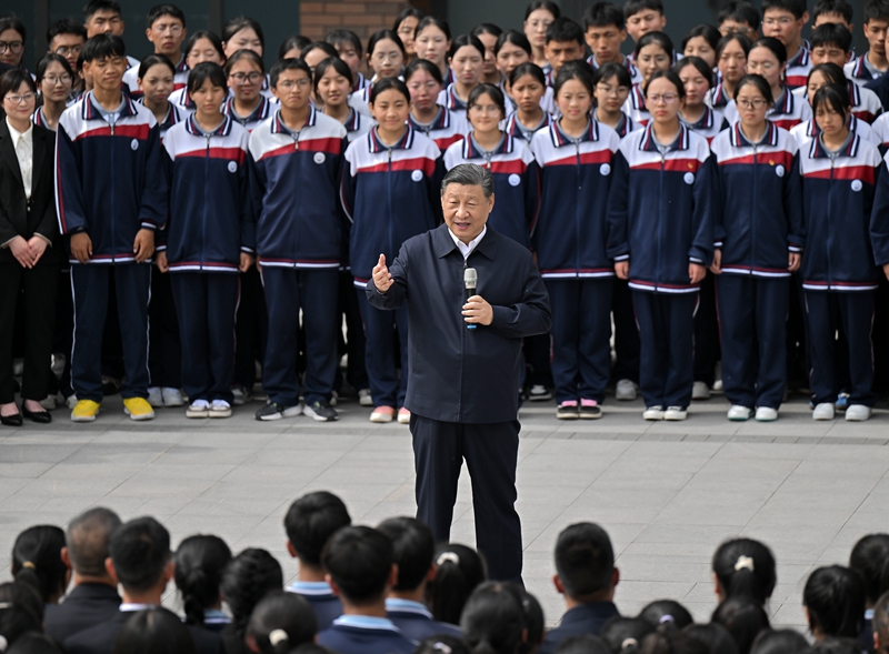 2024年6月18日，習近平總書記在青海果洛西寧民族中學考察時，同師生們親切交流。
