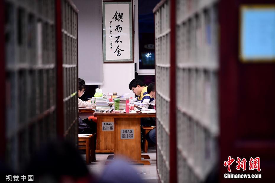 資料圖：又到一年考研季，沈陽各高校圖書館一座難求。沈陽 攝 圖片來源：視覺中國