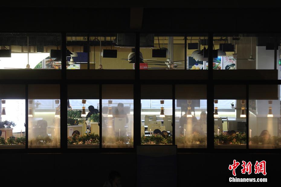 資料圖：南京高校食堂變身“考研加油站”。 泱波 攝