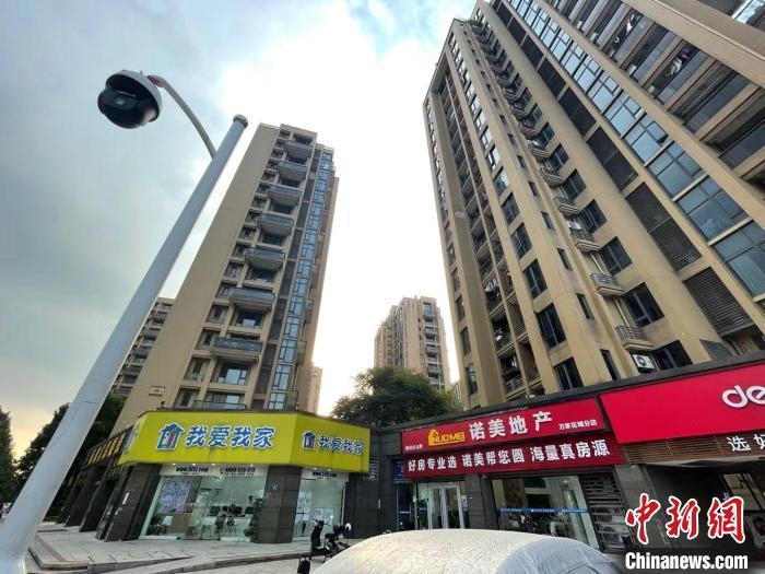 多家房地產(chǎn)中介。 蘇婷 攝
