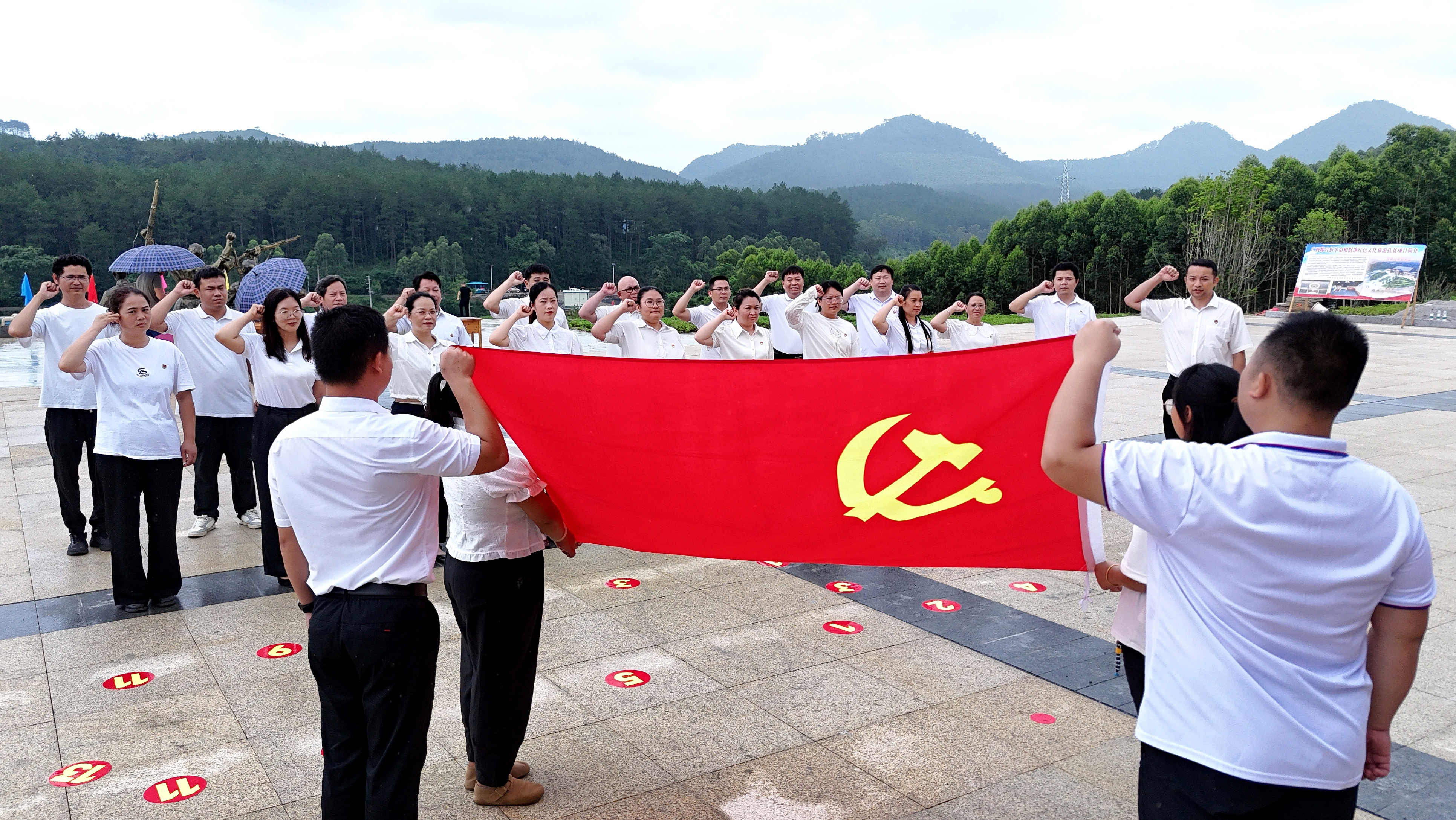 2025年7月1日，廣西都宜忻人民解放總隊(duì)紀(jì)念館前，黨員面向黨旗重溫入黨誓詞。