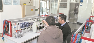 圖為哈爾濱工程大學教師指導學生開展新工科課程的實驗項目。受訪者供圖
