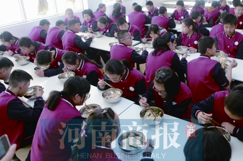 鄭州一中學(xué)開(kāi)設(shè)“燴面課” 學(xué)生“逼迫”老師拖堂