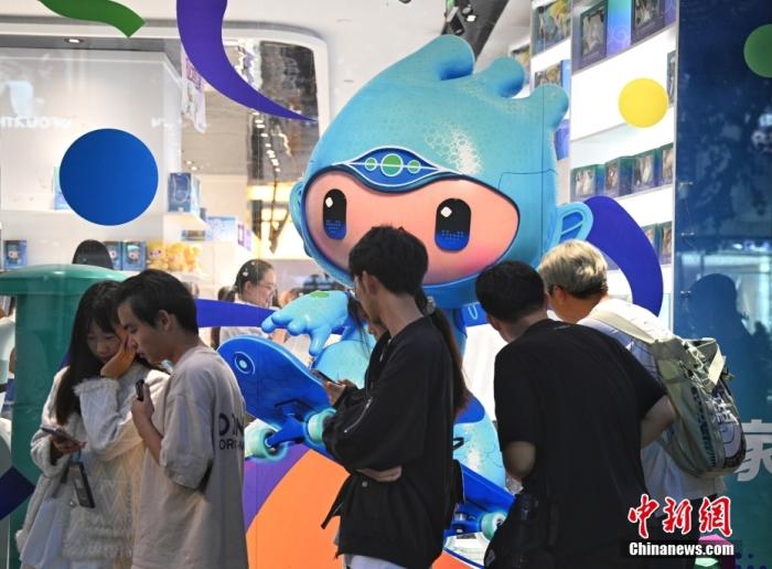 資料圖：9月23日，杭州第19屆亞運會開幕式在浙江杭州奧體中心體育場舉行。圖為游人在亞運特許商品店外排隊購物。<a target='_blank' href='/'>中新社</a>記者 王剛 攝