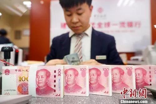 資料圖：銀行工作人員清點貨幣。<a target='_blank' href='/'>中新社</a>記者 張云 攝