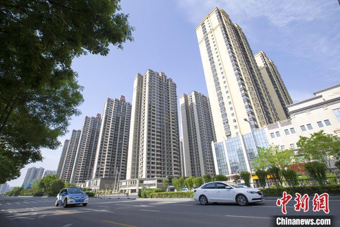 資料圖：車輛從一樓盤前經(jīng)過。 <a target='_blank' href='/'>中新社</a>記者 張云 攝