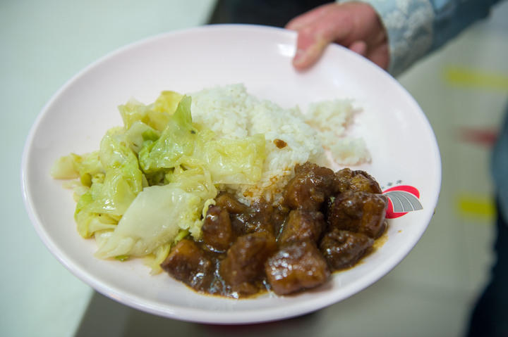 高校食堂賣“兩元蓋澆飯” 12年不漲價(jià)