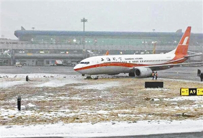 12月13日上午10時左右,新疆烏魯木齊地窩堡機場發(fā)生兩起飛機滑出跑道事件,事件中無人員傷亡。事發(fā)后,烏魯木齊地窩堡機場短暫關閉,并介入調查。上海航空中午發(fā)布官方消息稱,上航一架飛機在烏魯木齊機場推出滑行時,在轉彎過程中因地面結冰,機組操作不當致前輪滑出滑行道。經研究決定,免去上航飛行部總經理職務。