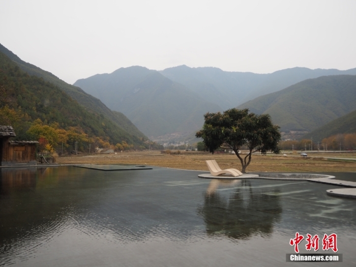 云南迪慶州維西縣塔城鎮(zhèn)啟別村天域塔城酒店，四面被群山環(huán)抱，風(fēng)景宜人。高雅曼 攝